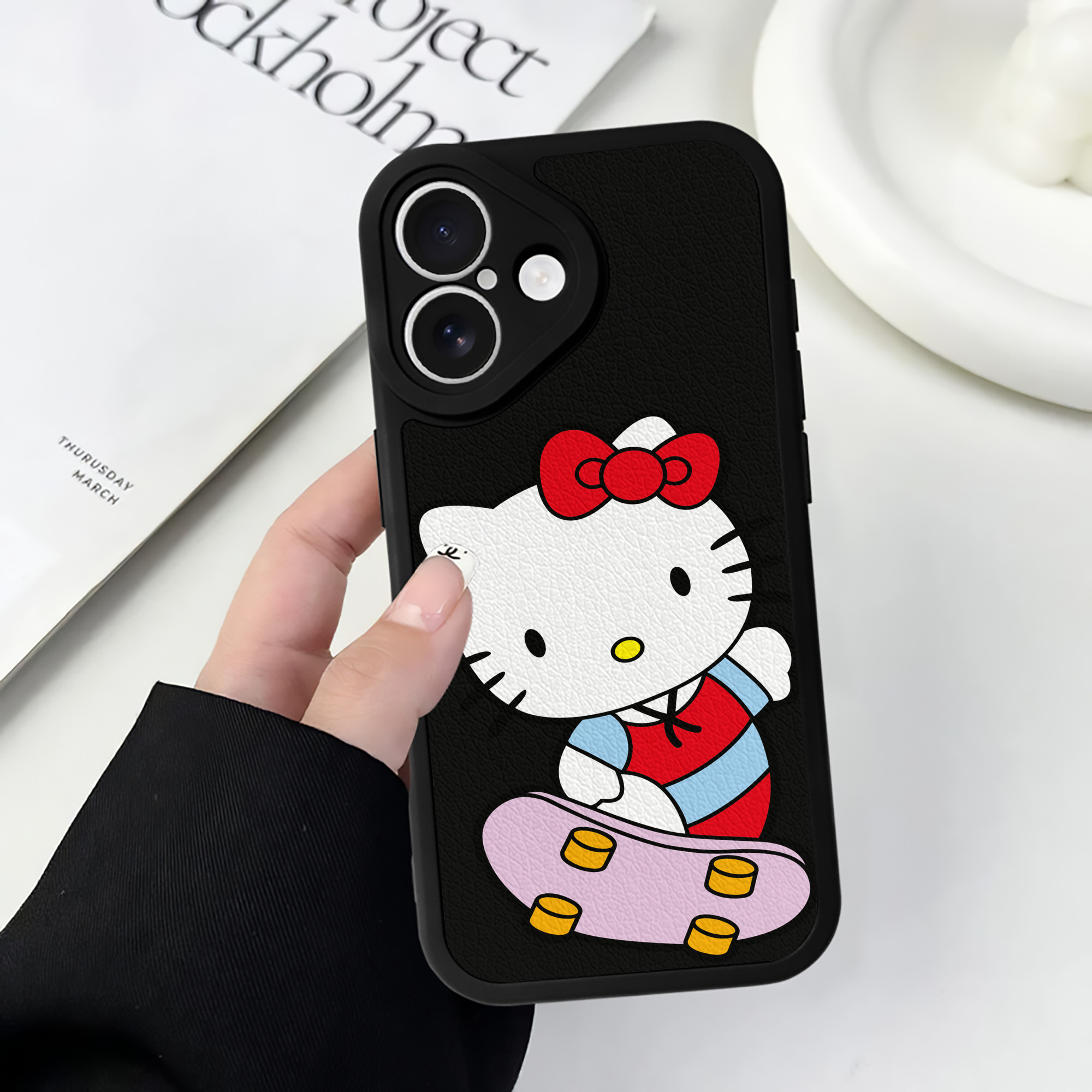 （画像用） Hello Kitty ハローキティ 【iPhone 16シリーズ対応】シリコンスマホケース（レザー調） 材質：シリコン